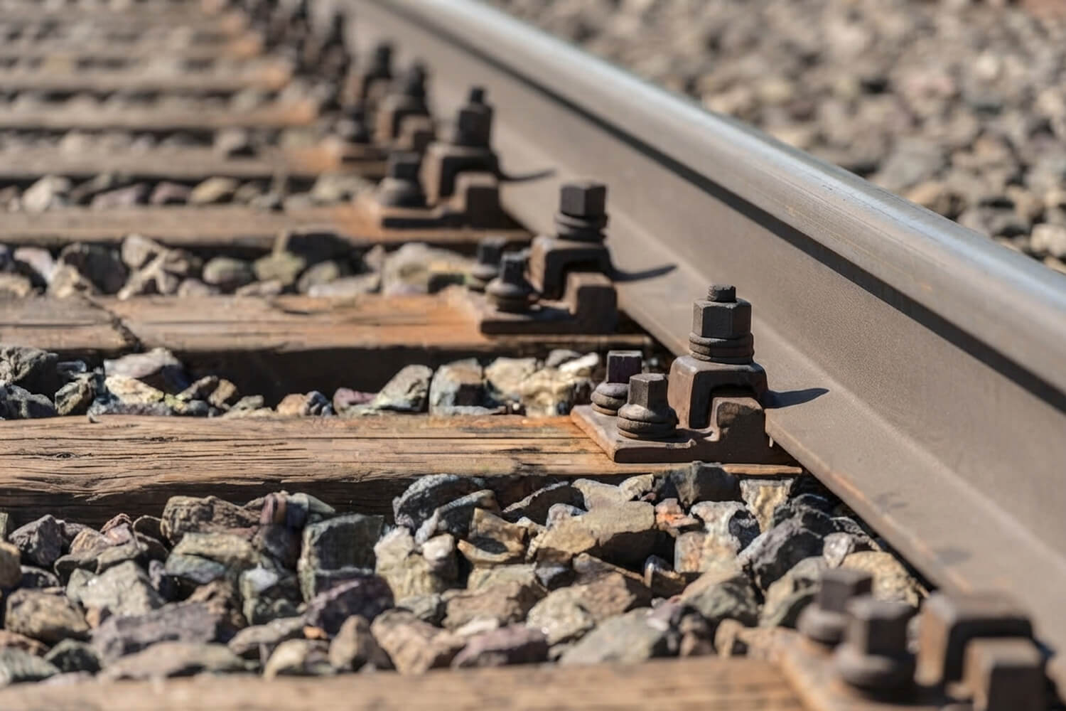 How to Choose the Right Fastener for High Vibration Environments (Construction, Railway, and Machinery)